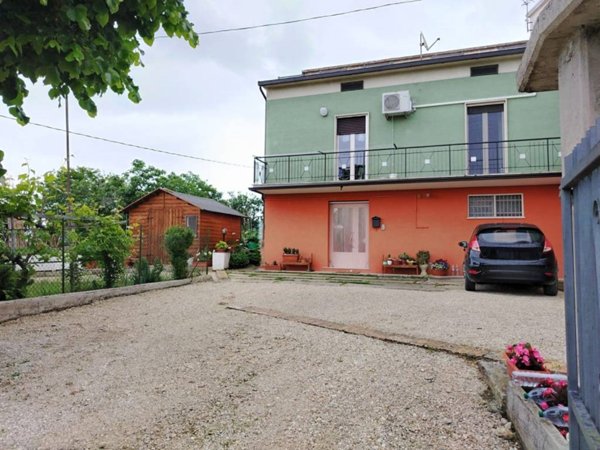 casa indipendente in vendita a Bellante in zona Collerenti