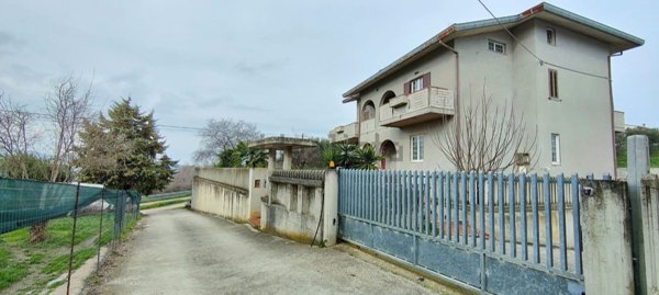casa indipendente in vendita a Bellante