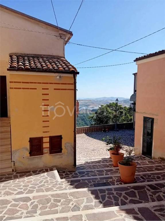 casa indipendente in vendita a Bellante