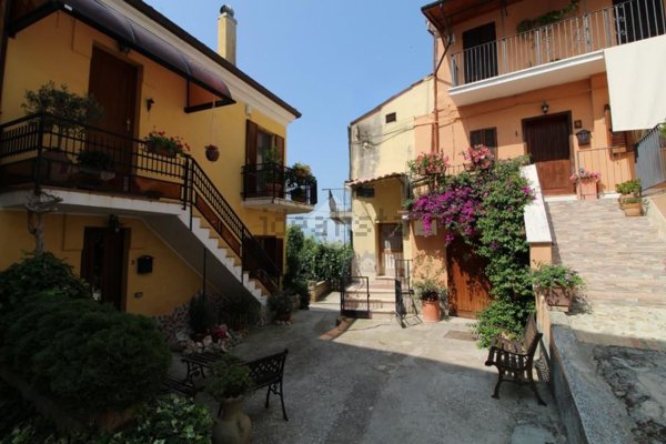 appartamento in vendita a Bellante in zona Ripattoni