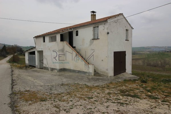 casa indipendente in vendita a Bellante in zona Penna alta