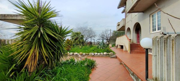 casa indipendente in vendita a Bellante