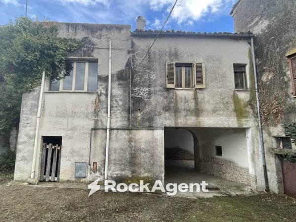 casa indipendente in vendita a Bellante