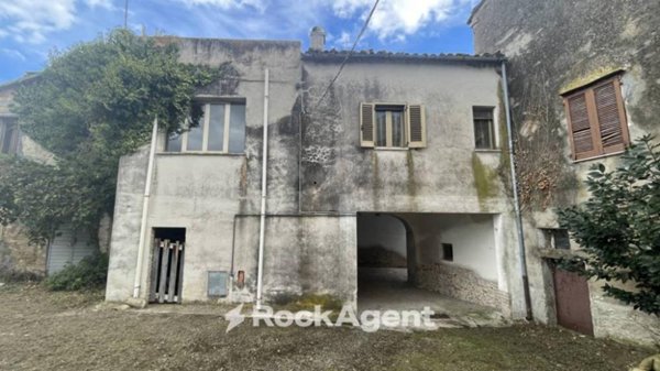 casa indipendente in vendita a Bellante