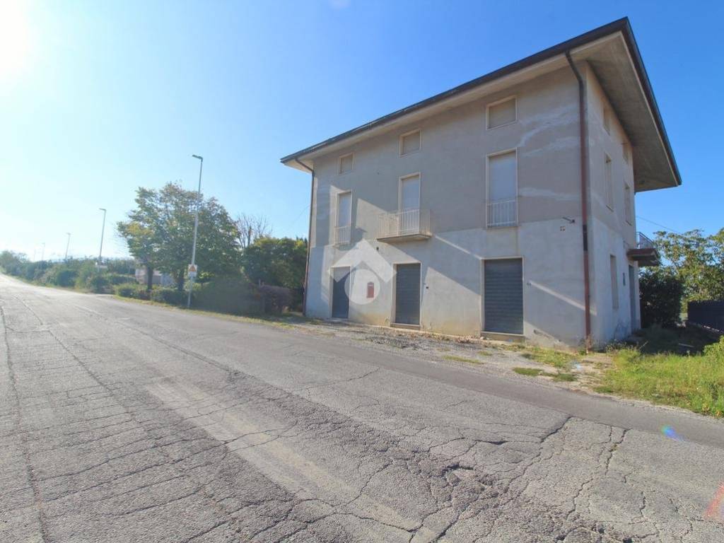 casa indipendente in vendita a Bellante