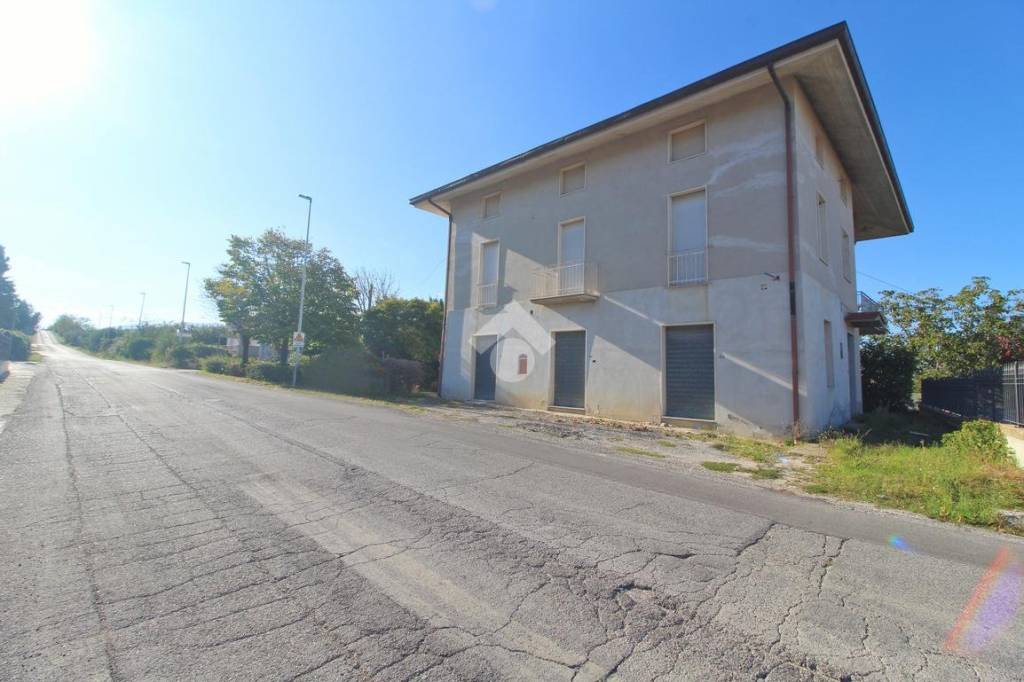 casa indipendente in vendita a Bellante