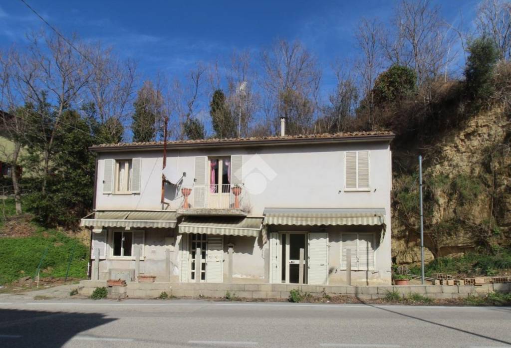casa indipendente in vendita a Bellante