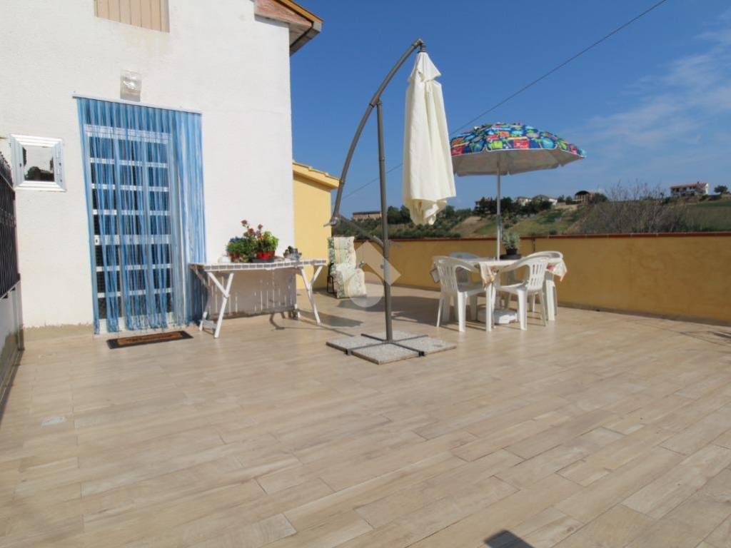 casa indipendente in vendita a Bellante