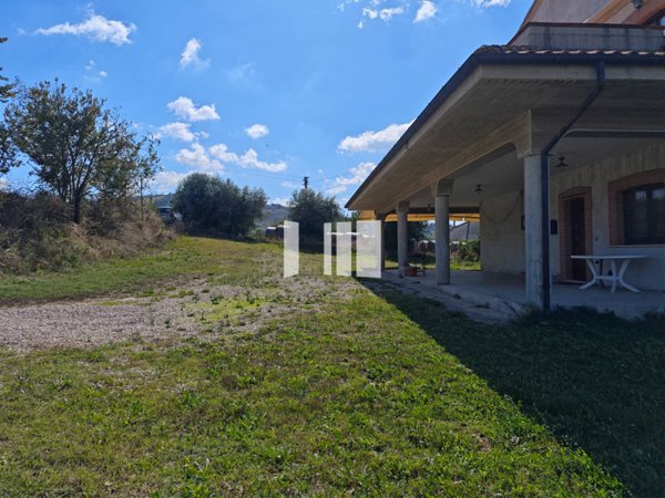 casa indipendente in vendita a Bellante