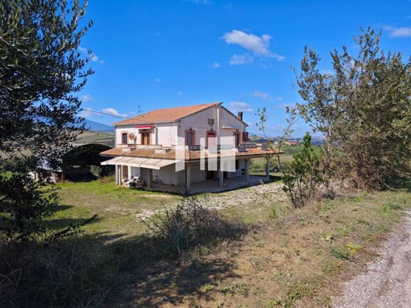 casa indipendente in vendita a Bellante