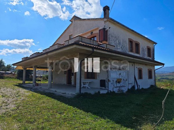 casa indipendente in vendita a Bellante
