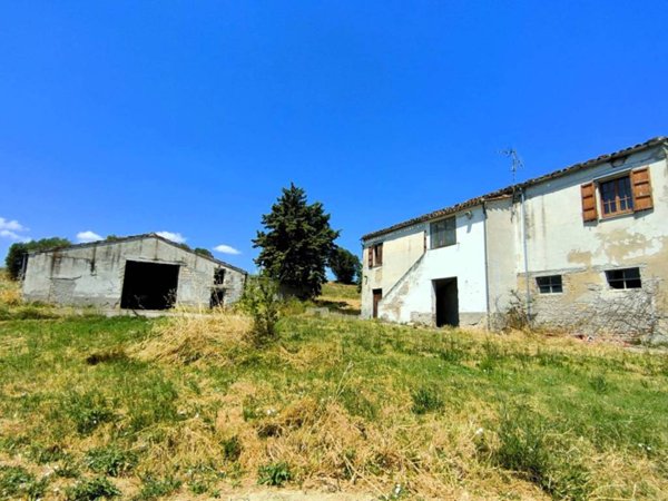 casa indipendente in vendita a Bellante in zona Chiareto