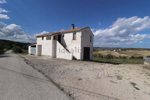 casa indipendente in vendita a Bellante in zona Penna alta