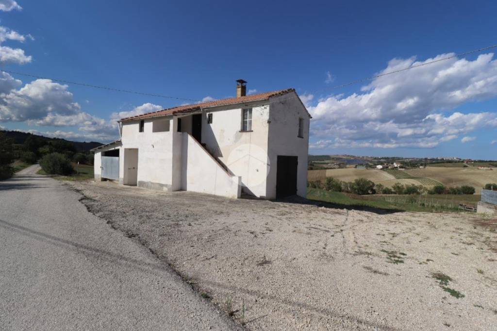 casa indipendente in vendita a Bellante in zona Penna alta