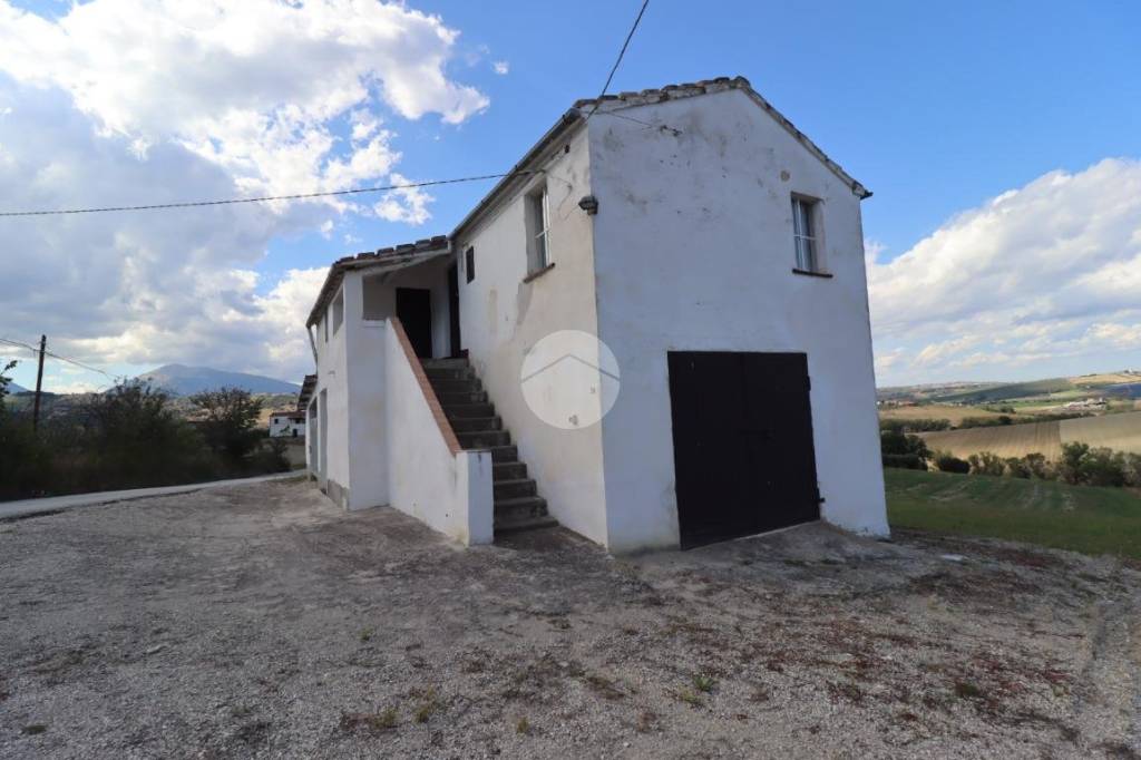 casa indipendente in vendita a Bellante in zona Penna alta