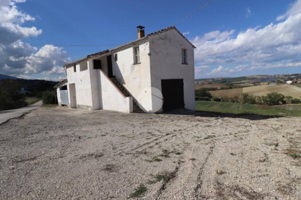 casa indipendente in vendita a Bellante in zona Penna alta