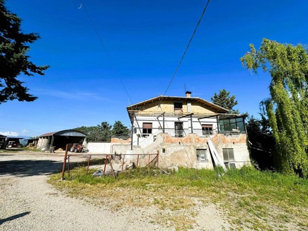 casa indipendente in vendita a Bellante