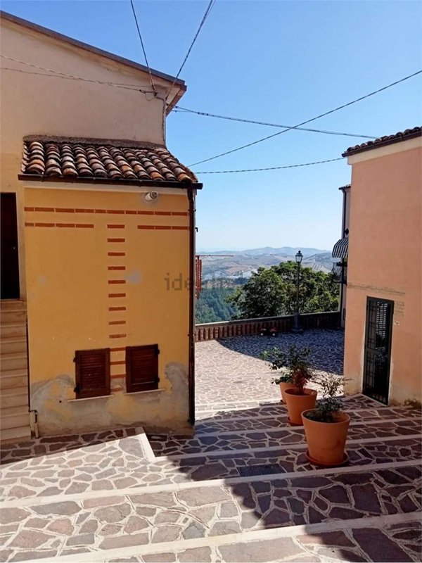 casa indipendente in vendita a Bellante