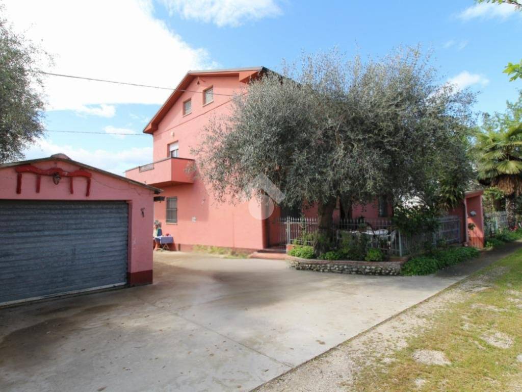casa indipendente in vendita a Bellante in zona Bellante Stazione