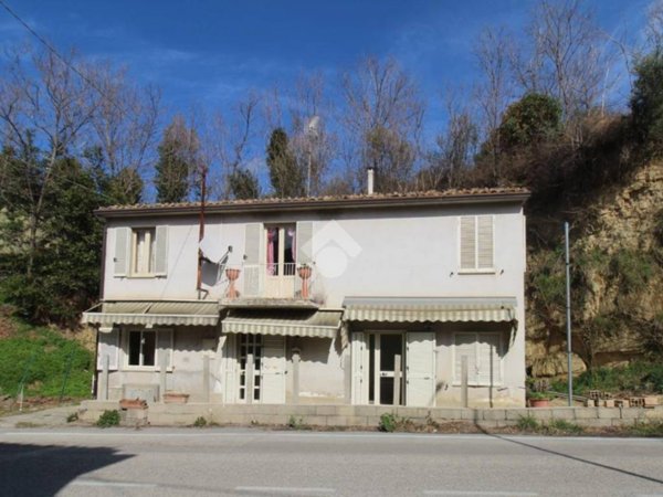 casa indipendente in vendita a Bellante