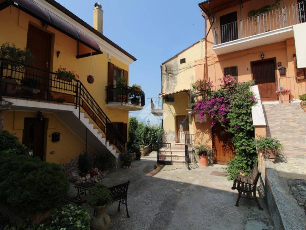 casa indipendente in vendita a Bellante in zona Ripattoni