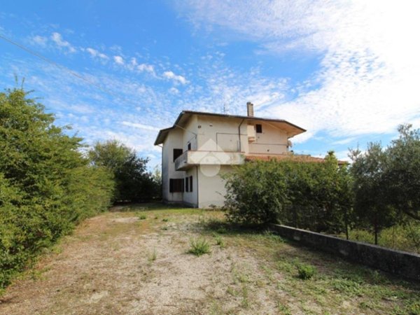 casa indipendente in vendita a Bellante