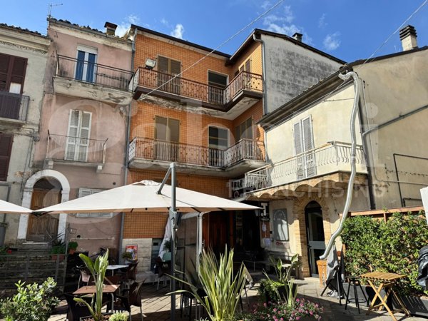 casa indipendente in vendita a Bellante