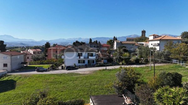 villetta a schiera in vendita a Bellante in zona Ripattoni