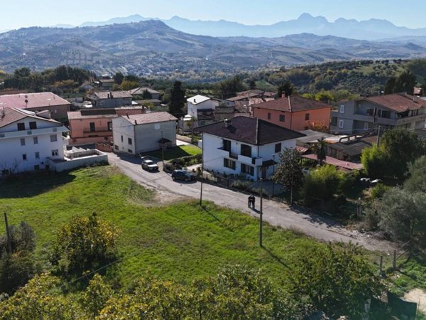 terreno edificabile in vendita a Bellante in zona Ripattoni