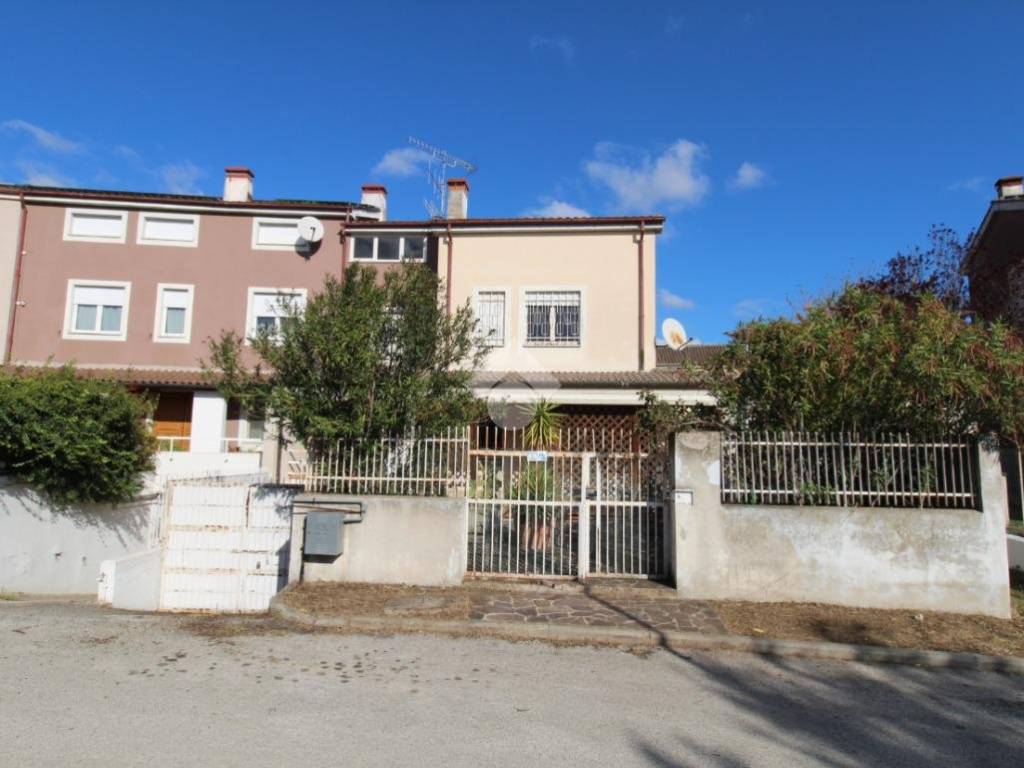 casa indipendente in vendita a Bellante in zona Bellante Stazione