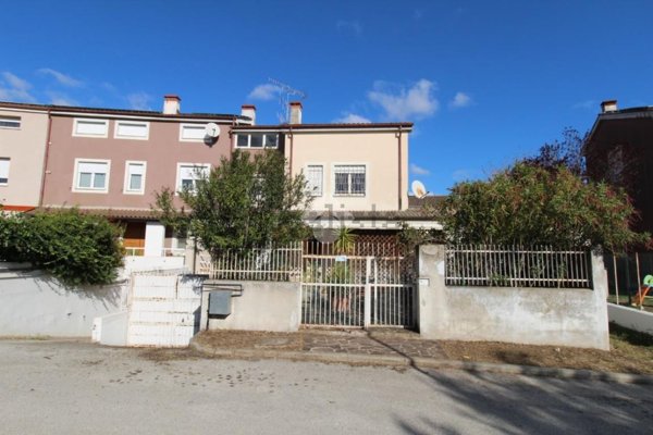 casa indipendente in vendita a Bellante