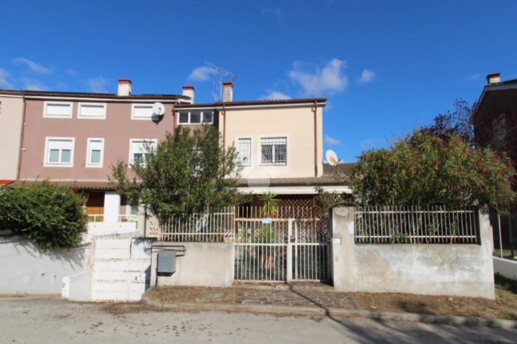 casa indipendente in vendita a Bellante