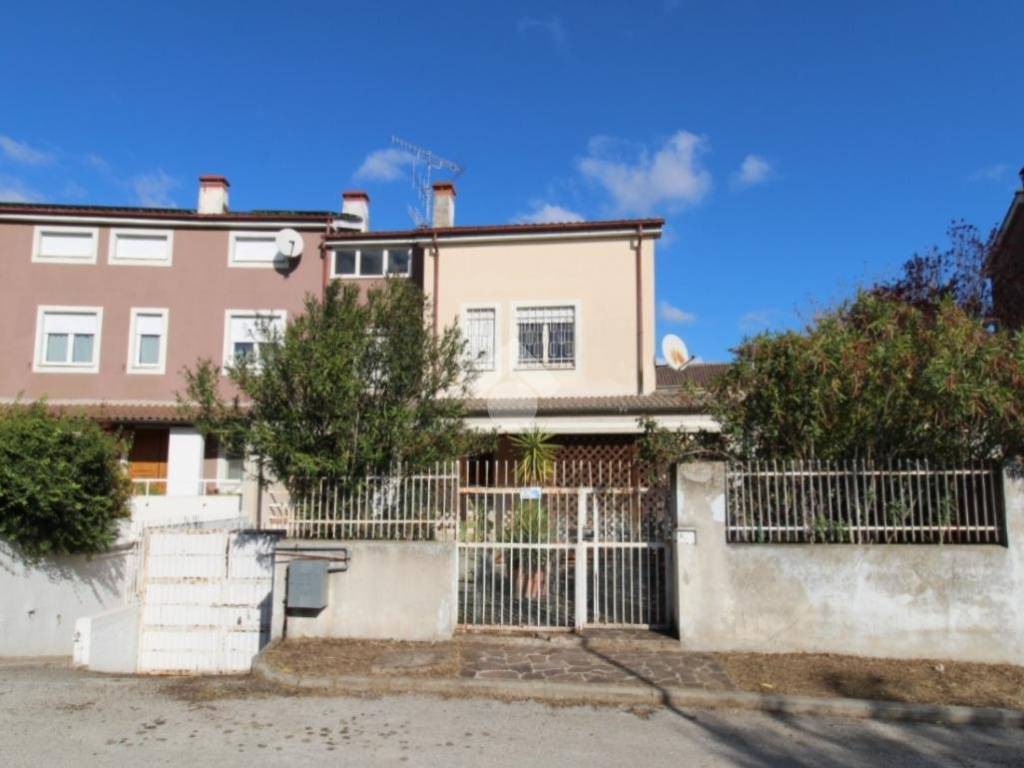 casa indipendente in vendita a Bellante in zona Bellante Stazione