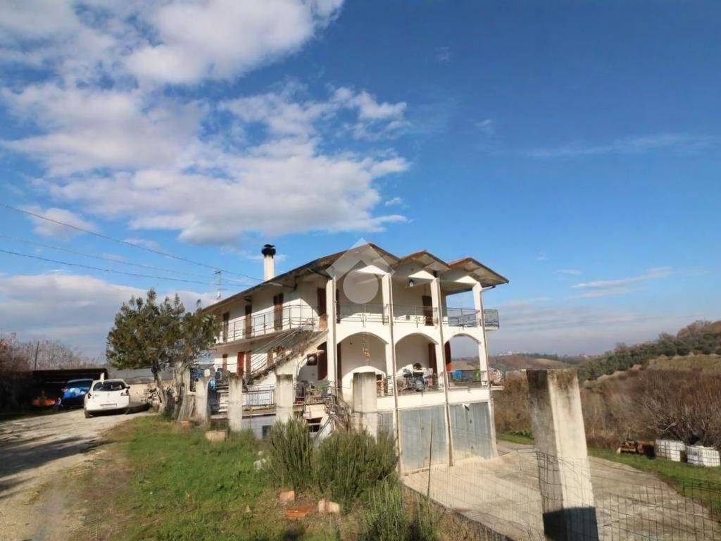 casa indipendente in vendita a Bellante