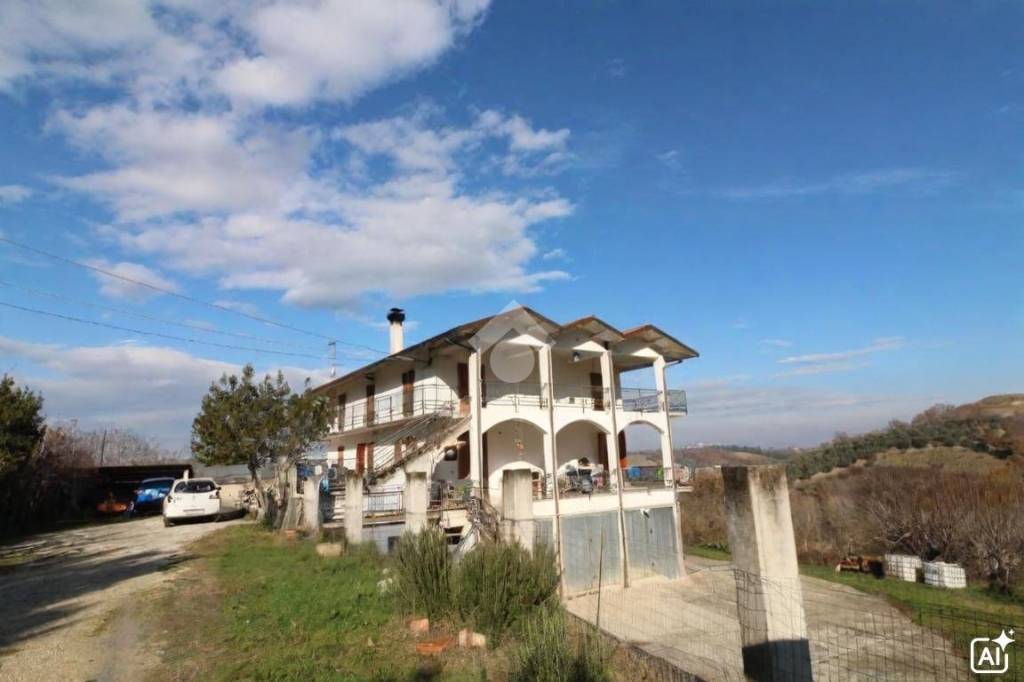 casa indipendente in vendita a Bellante