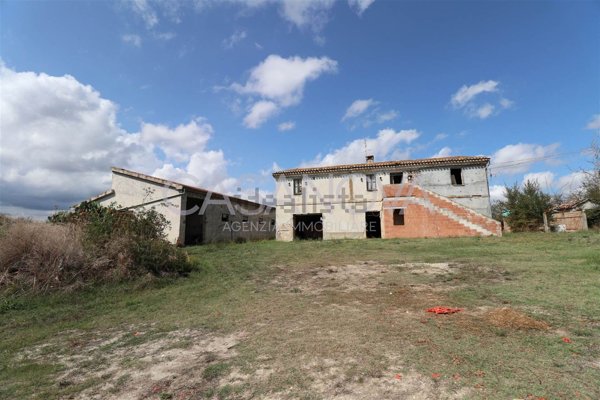 casa indipendente in vendita a Bellante