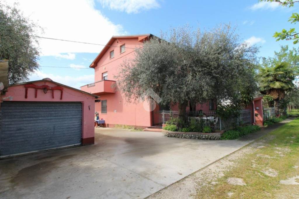 casa indipendente in vendita a Bellante in zona Bellante Stazione