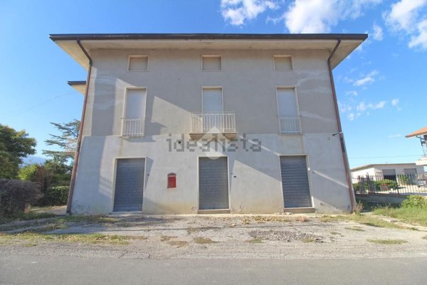 casa indipendente in vendita a Bellante