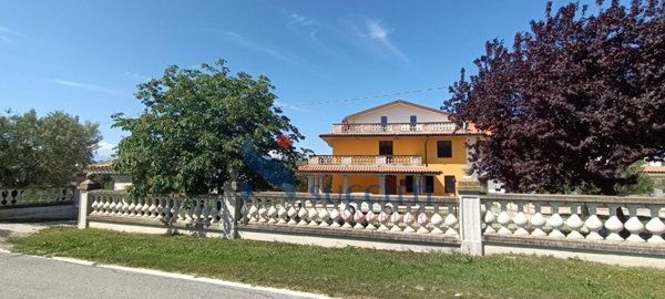 casa indipendente in vendita a Bellante