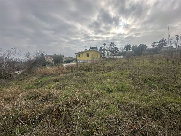 terreno edificabile in vendita a Bellante