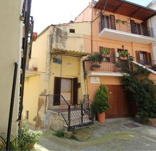 casa indipendente in vendita a Bellante in zona Ripattoni