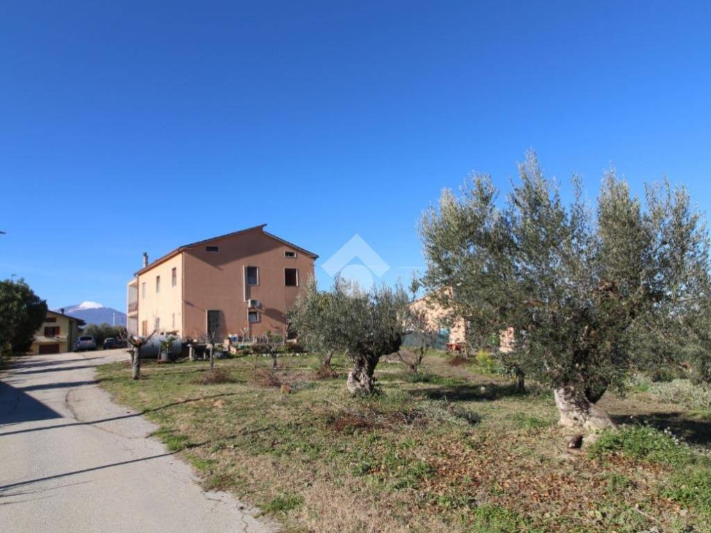 casa indipendente in vendita a Bellante