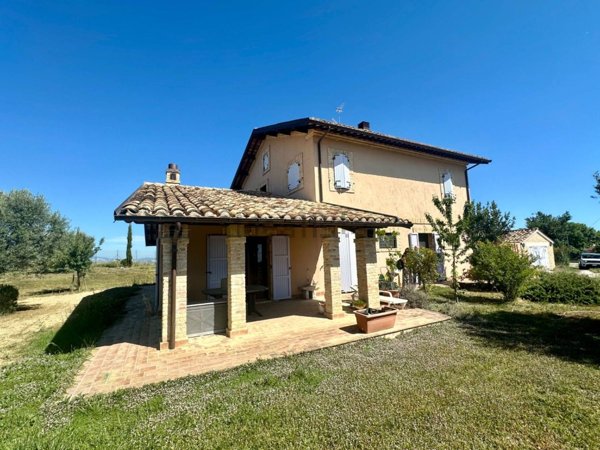 casa indipendente in vendita a Bellante