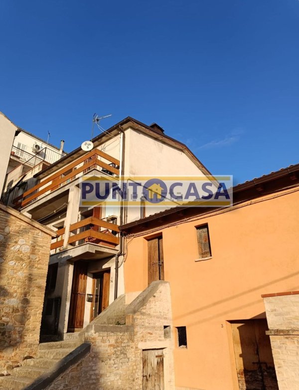 casa indipendente in vendita a Bellante in zona Bellante Stazione