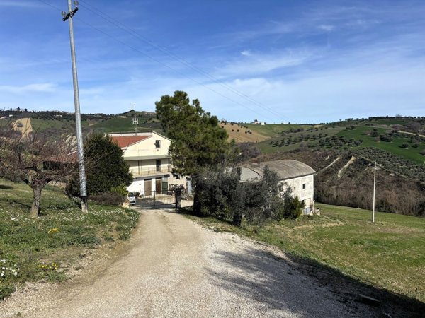 casa indipendente in vendita a Bellante in zona San Mauro