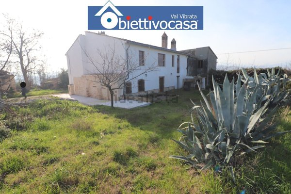 casale in vendita a Bellante