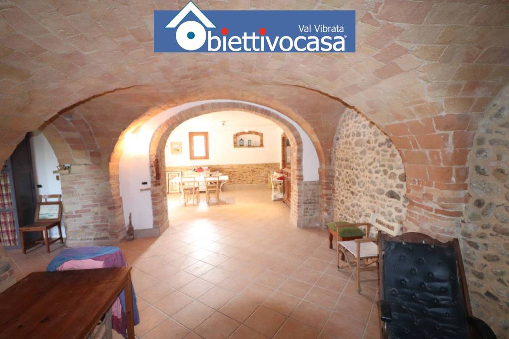 casa indipendente in vendita a Bellante