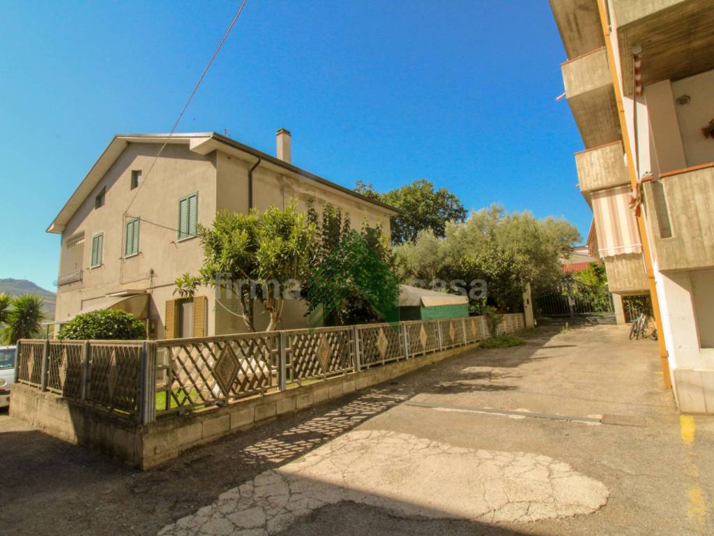 casa indipendente in vendita a Bellante in zona Bellante Stazione