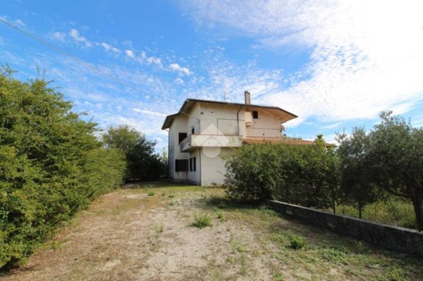 casa indipendente in vendita a Bellante