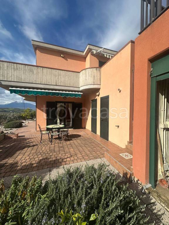casa indipendente in vendita a Bellante